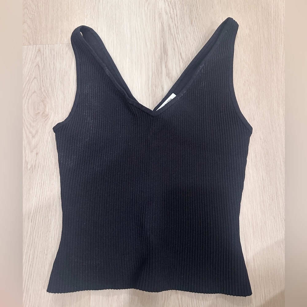 Aritzia Babaton sculpt knit v-neck tank